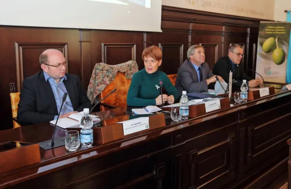 V Pretorski palači v Kopru so o oljkarstvu razpravljali (z leve) dr. 
Tomaž Boh z ministrstva za izobraževanje, znanost in šport, 
kmetijska ministrica dr. Aleksandra Pivec, Branko Ravnik, direktor 
KGZSD in izolski župan Danilo Markočič. 