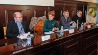 V Pretorski palači v Kopru so o oljkarstvu razpravljali (z leve) dr. 
Tomaž Boh z ministrstva za izobraževanje, znanost in šport, 
kmetijska ministrica dr. Aleksandra Pivec, Branko Ravnik, direktor 
KGZSD in izolski župan Danilo Markočič. 