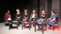 Na zaključni prireditvi Ko me zgrabi vroča želja je (z leve) državna selektorica Barbara Korun predstavila finaliste Heleno Šuklje, Marto 
Merkač, Matjaža Marinčka in Staneta Pečka. Z njimi se je pogovarjala Neža Bandel. 