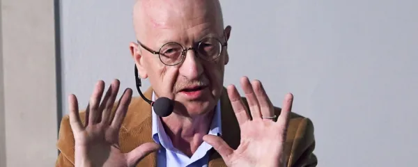  “Matere oziroma žene  ne pustijo svojim možem, da opravijo svojo 
vlogo - to je značilen vzorec slovenske družine,” opozarja dr. 
Andrej Perko.