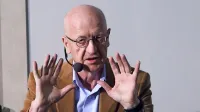  “Matere oziroma žene  ne pustijo svojim možem, da opravijo svojo 
vlogo - to je značilen vzorec slovenske družine,” opozarja dr. 
Andrej Perko.