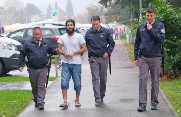 Včeraj  so Iračana na sodišče pospremili kar trije pravosodni 
policisti.