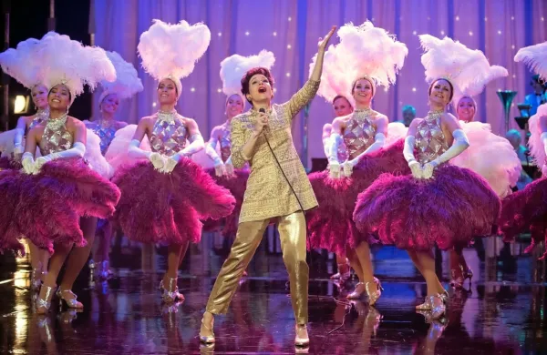 Renée Zellweger je šestletni odklop od ameriškega filmskega 
biznisa dobro del. Z vlogo Judy Garland je ustvarila svojo 
najboljšo vlogo doslej.