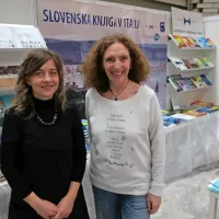 Tržaške knjižne novitete v Cankarjevem domu obiskovalcem predstavljata urednici Nadia Roncelli 
z Mladike in Martina Kafol z Založništva tržaškega tiska.  