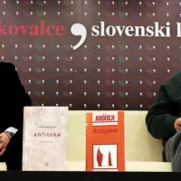 Režiser Janez Pipan in prevajalec Aleš Berger sta predstavila 
Anouilhovo dramo Antigona in  slovenski prevode, izdan pri 
Slovenski matici. 