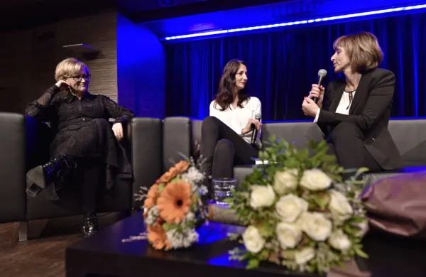 Vesna Milek (v sredini) v pogovoru z avtorico Ksenijo Benedetti 
(levo) in direktorico Primorskih novic Patricijo Ukmar.