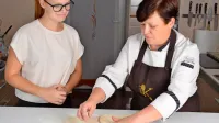 Ugledna slaščičarka Alenka Kodele iz Budanj je pripravila že 
sedmo knjigo o sladicah.