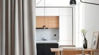 Zavesa je element s spreminjajočim se 
faktorjem - že sama po sebi se spreminja, s svojimi dejanji pa preoblikuje 
še prostor.