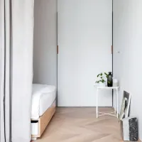 Nepomembne površine so nevtralne barve in se poskušajo zliti s 
steno.