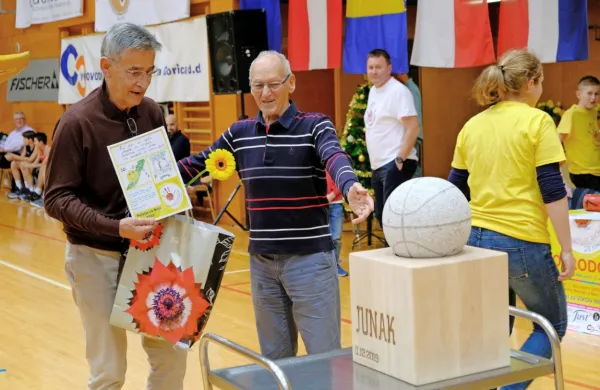 Legendarnemu košarkarskemu trenerju Bogdanu  Tanjeviću je 
posebno Sončkovo priznanje izročil Miro Cerar, večkratni olimpijski in svetovni prvak v gimnastiki.
