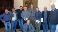 Skupinska slika z Marcom Oreggio (v ospredju): Boris Marinič, 
Janko Bočaj, Peter Pelicon (Jenko), Franc Morgan, Arsen Jurinčič, 
Vanja Dujc, Miran Adamič in Boris Sabadin (z leve). 