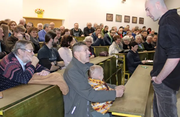 Kmetje so oporekali večini  Kroflovih spoznanj o volkovih, a je ta na 
njihove ugotovitve in vprašanja odgovarjal povsem mirno.