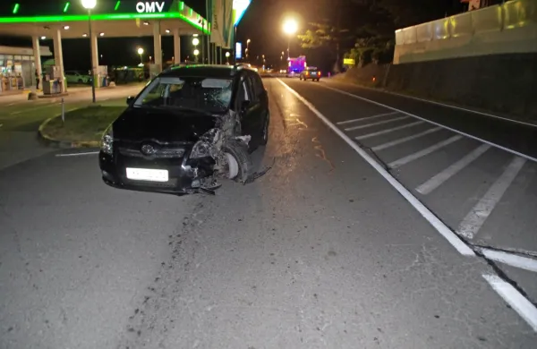 Italijanski voznik je na zaporni površini   s prednjim levim delom  
trčil v skuter, s katerim se je iz nasprotne smeri pripeljal   
18-letnik.  