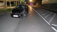 Italijanski voznik je na zaporni površini   s prednjim levim delom  
trčil v skuter, s katerim se je iz nasprotne smeri pripeljal   
18-letnik.  