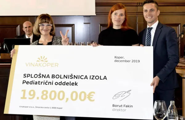 Borut Fakin, direktor Vinakopra, je predal ček predstojnici izolske 
pediatrije Alenki Stepišnik (v sredini)  in njeni predhodnici Ireni 
Cetin Lovšin.