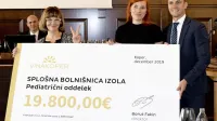 Borut Fakin, direktor Vinakopra, je predal ček predstojnici izolske 
pediatrije Alenki Stepišnik (v sredini)  in njeni predhodnici Ireni 
Cetin Lovšin.