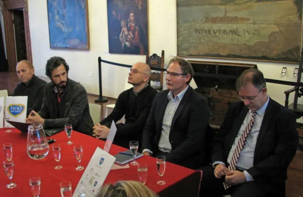 V Pokrajinskem muzeju so včeraj projekt Koper Capodistria med 
drugim predstavljali (od leve) Ivan Simčič, Luka Juri, Aleksandro 
Burra (domoznanski oddelek Osrednje knjižnice Srečka Vilharja), 
David Runco (direktor Osrednje knjižnice) in Robert Rakar (Primorska gospodarska zbornica). 