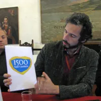 Direktor koprskega muzeja Luka Juri z logotipom projekta, ki  
prikazuje silhueto Kopra kot ščit in stilizirano obzidje v obliki 
srca.