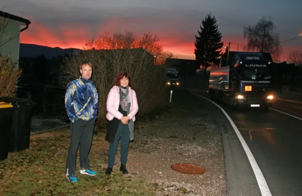 Zakonca Stanič iz Podgrada pravita, da je težkih tovornjakov tudi 
pod večer, ko se utrujena vračata iz službe, absolutno preveč, zato 
doma ne moreta počivati. 