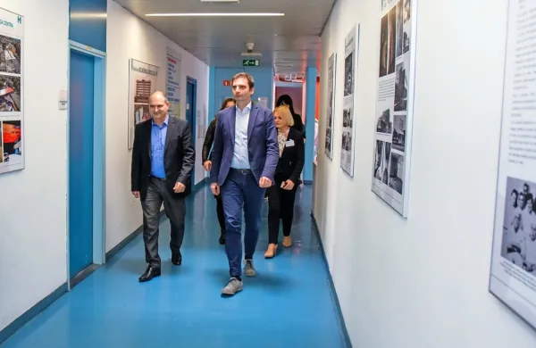 Klemen Miklavič (desno) je iz bolnišnice odšel z zagotovilom, da se obseg storitev ne bo krčil. 