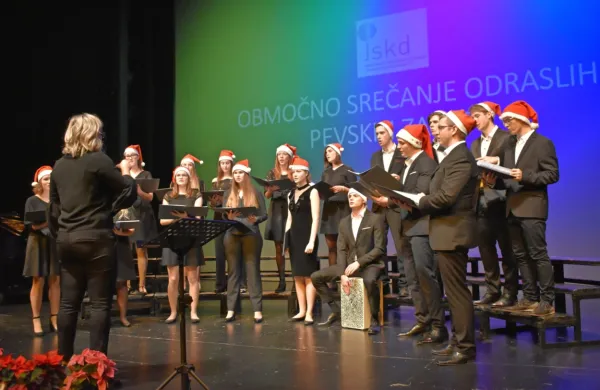 Nedeljski večer v sežanskem Kosovelovem domu je zaznamovalo petje odraslih zborovskih zasedb. 