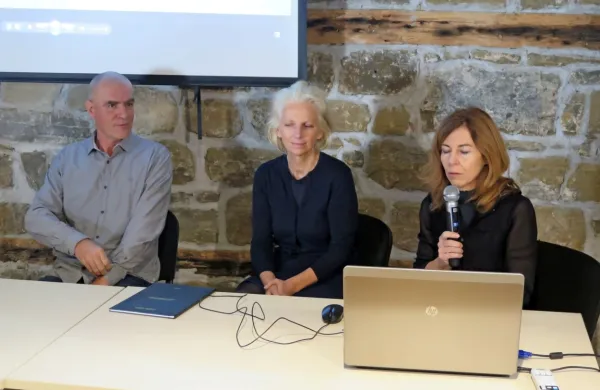 Na fotografiji (z leve):  Etbin Tavčar s piranske enote zavoda za 
varstvo kulturne dediščine ter predavateljici na biotehniški fakulteti Tatjana Capuder in Ana Kučan.