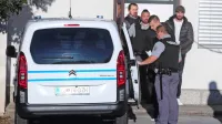 Klemen Kadivec (med paznikoma) in Bojan Stanojević (na desni) včeraj na okrajnem sodišču še nista 
odgovorila na vprašanje, ali priznata krivdo.