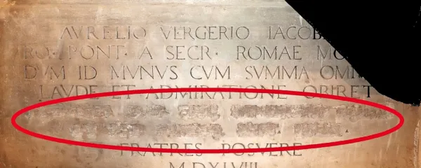 Desno od vhoda  je vzidana plošča, na kateri sta izbrisani imeni Pier  
Paola Vergeria in njegovega brata Giovannija Batista.