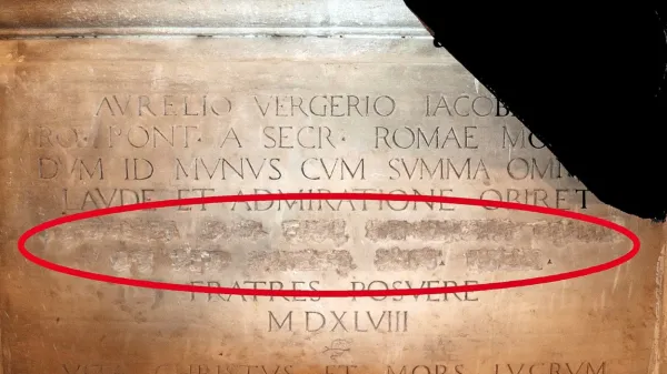 Desno od vhoda  je vzidana plošča, na kateri sta izbrisani imeni Pier  
Paola Vergeria in njegovega brata Giovannija Batista.