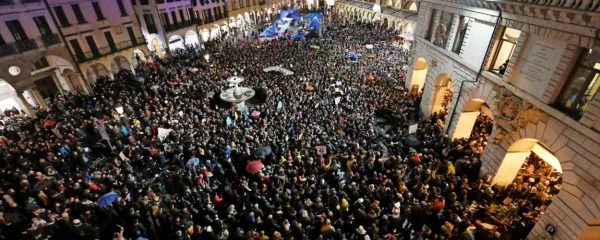 1. decembra so sardine napolnile trg Piazza delle Erbe v Padovi.