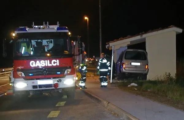Trčenje je bilo tako silovito, da je voznik z avtom zrušil del zidu 
čakalnice. 