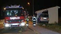Trčenje je bilo tako silovito, da je voznik z avtom zrušil del zidu 
čakalnice. 