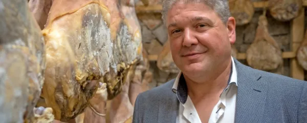 Andrej Škerlj ima v podzemni zorilnici približno 700 pršutov.