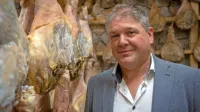 Andrej Škerlj ima v podzemni zorilnici približno 700 pršutov.