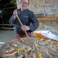 Nevo Škerlj je pripravil kraško paello, v kateri  riž zamenja ješprenj.