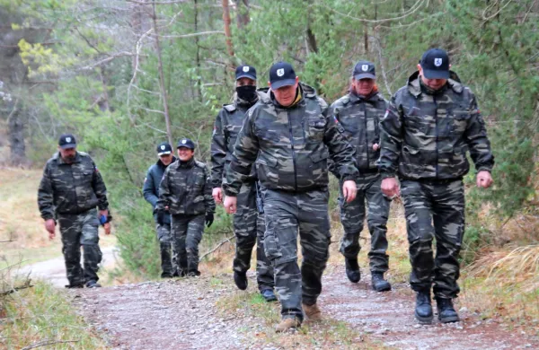  Na policiji poudarjajo, da koristnih informacij posameznikov iz samooklicanih skupin ne prejemajo (na fotografiji sobotni zbor vard na 
Bistriškem).