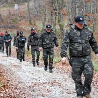  Na policiji poudarjajo, da koristnih informacij posameznikov iz 
samooklicanih skupin ne prejemajo (na fotografiji sobotni zbor 
vard na Bistriškem)