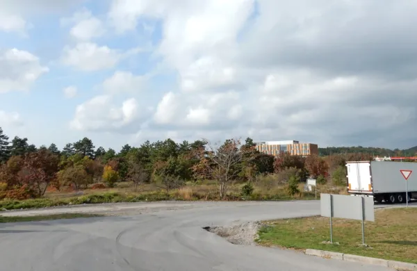 Družba Log Center A namerava na dobrih 30 hektarjih južno od hotela Safir (v ozadju) zgraditi tri večje 
objekte, ki bodo namenjeni logističnim storitvam.