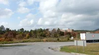 Družba Log Center A namerava na dobrih 30 hektarjih južno od hotela Safir (v ozadju) zgraditi tri večje 
objekte, ki bodo namenjeni logističnim storitvam.