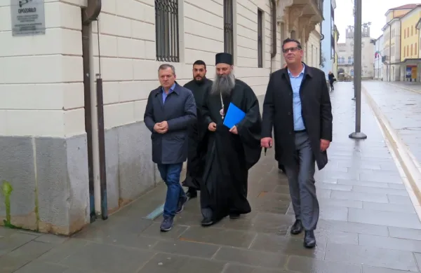 Delegacija Srbske pravoslavne cerkve je  obiskala koprskega 
župana Aleša Bržana, ki jim je predlagal alternativno lokacijo za 
gradnjo načrtovane cerkve.