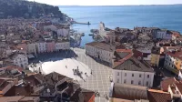 Država je na območju Upravne enote Piran prejela 24 vlog za 
finančno pomoč pri izbiri prebivališča. V celoti je ugodila 15 
vlogam, dvema pa delno.  