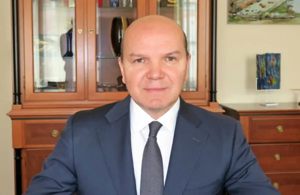 Kot župan zatrjuje, da ga ne zanima strankarska pripadnost ljudi, 
temveč njihova strokovnost. Člani GZOP so mu najbolj zamerili, da 
ni zamenjal ključnih ljudi v občinski upravi, čeprav so bile 
predvolilne obljube prav takšne. 