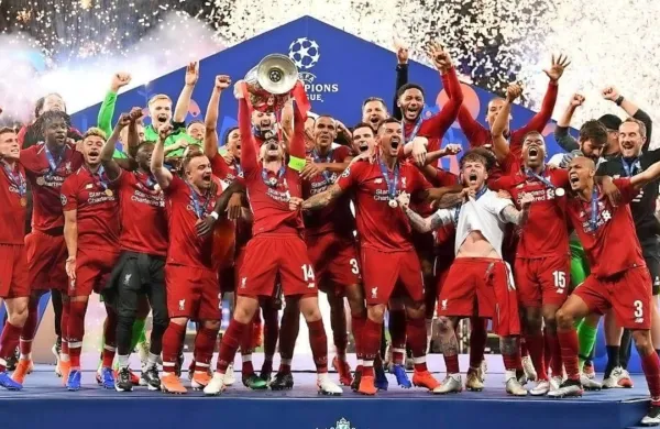 Tako so se Liverpoolovi nogometaši veselili po junijski zmagi v ligi 
prvakov. Prepričljivo vodilna ekipa angleškega prvenstva je tudi v 
Dohi velik favorit.