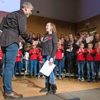 ... občinstvo pa  Eva Klanjšček. Čestital ji je tudi povezovalec programa, igralec Radoš Bolčina.  