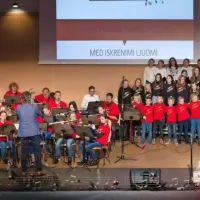 Mladostna pesem med iskrenimi ljudmi