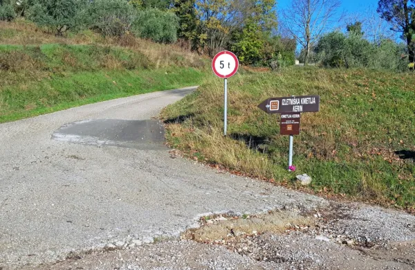 Voda, ki se ob nalivih steka s hriba in s seboj prinaša tudi velike 
količine blata in gramoza, ne more odtekati v naravo, ker ob cesti 
ni urejenih meteornih kanalov. 