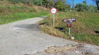 Voda, ki se ob nalivih steka s hriba in s seboj prinaša tudi velike 
količine blata in gramoza, ne more odtekati v naravo, ker ob cesti 
ni urejenih meteornih kanalov. 