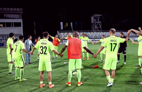 Del moštva iz zadnje prvoligaške sezone FC Koper ob proslavljanju 
ene do zmag.