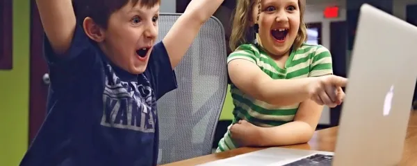 Med pozitivnimi učinki (določenih) video iger sta učenje tujih 
jezikov in   urjenje v reševanju problemov.
