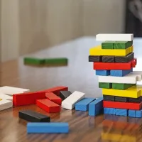 Priljubljena  konstrukcijska in obenem družabna igra Jenga  pomaga krepiti fine motorične sposobnosti ter koordinacijo rok in 
oči.